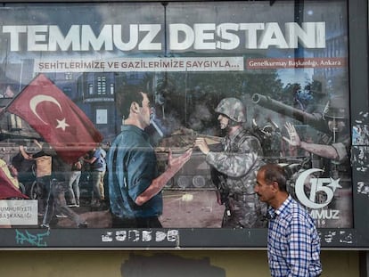 Un hombre camina este viernes en frente de un enorme cartel donde se lee &#039;La Leyenda del 15 de julio&#039;, en referencia al primer aniversario del fallido golpe militar del a&ntilde;o pasado. 