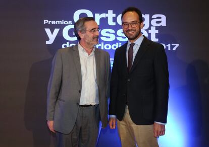 El filósofo Manuel Cruz (izda.) y el portavoz del PSOE en el Congreso de los Diputados, Antonio Hernando, a su llegada a la entrega de los Premios Ortega y Gasset.