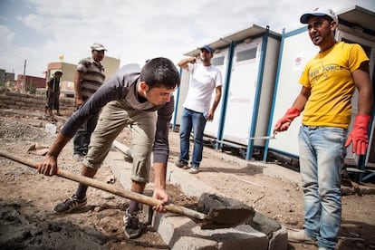 Los habitantes de Dabin City construyen letrinas y puntos de agua.