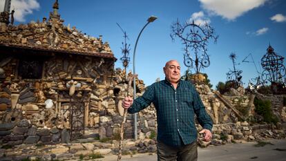 Armando Baigorri, conocido como Rustigenio, en la casa que está construyendo en Monteagudo, el 24 de abril de 2024.