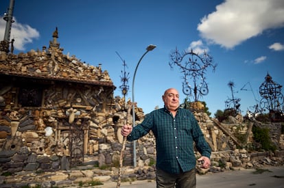 Armando Baigorri, conocido como Rustigenio, en la casa que está construyendo en Monteagudo, el 24 de abril de 2024.