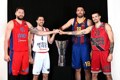 Kurbanov, Balbay, Oriola y Cinciarini, los cuatro capitanes de la fase final, con el trofeo de la Euroliga.