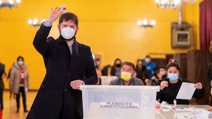 El presidente de Chile, Gabriel Boric, emite su voto durante el referéndum, en Punta Arenas.