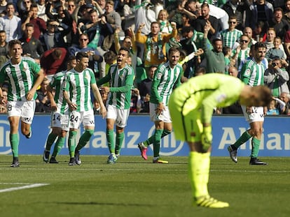 Els jugadors del Reial Betis celebren el gol d'Alex Alegría.