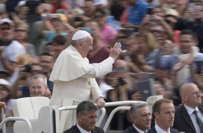 El Papa Francisco saluda a sus fieles. 