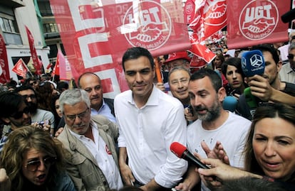 El lider del PSOE, Pedro Sánchez, ha participado hoy por las calles de Valencia en la manifestación con motivo del Primero de Mayo.