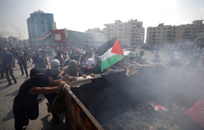 Manifestantes palestinos forman una barricada cerca del asentamiento judío Beit El, cerca de Ramala. 