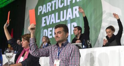 El coordinador de IU, Antonio Ma&iacute;llo, durante la asamblea.