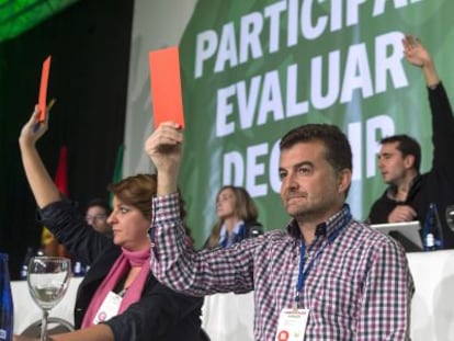 El coordinador de IU, Antonio Ma&iacute;llo, durante la asamblea.