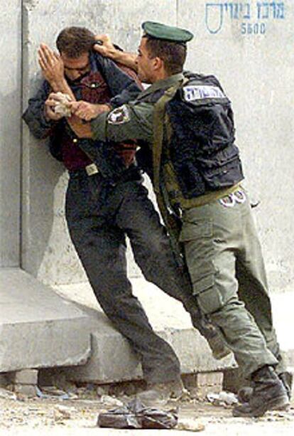 Un soldado israelí detiene a un palestino ayer en Jerusalén.