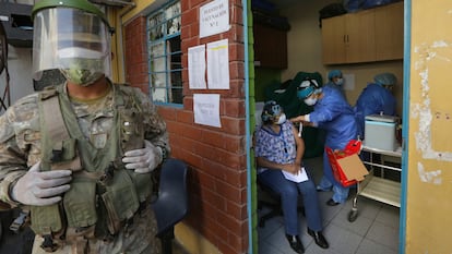 Un oficial del Ejército peruano vigila un centro de vacunación en Lima, este 9 de febrero.