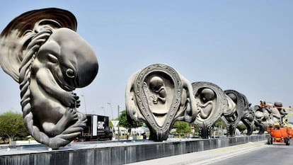 Esculturas da instalação ‘A Viagem Maravilhosa’ diante do hospital Sidra, no Catar.
