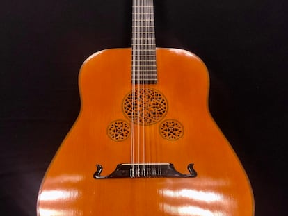 Guitarra de Joan Manuel Serrat de 12 cuerdas, de 1967, que se subasta en la maratón radiofónica 'Cap nen sense botiga', de Ràdio Barcelona-SER Catalunya.