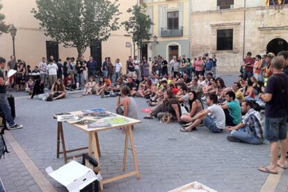 Los indignados celebran una asamblea en el centro de Alzira (Valencia) el pasado lunes.