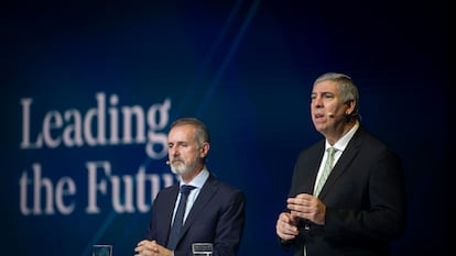 Marc Murtra, presidente de Indra, y José Vicente de los Mozos, consejero delegado de Indra, en la presentación del plan estratégico del grupo.