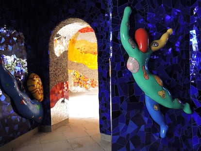 El arte feminista y naíf de Niki de Saint Phalle puede apreciarse también en la gruta de Herrenhausen, cuyo interior decoró para la Expo de 2000 con espejos, vidrios de colores y canto rodado. La composición con mosaicos recuerda al Parque Güell de Gaudí.