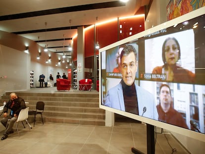 Una pantalla de televisión en la sede del PSC en Barcelona emite la intervención del presidente del Gobierno, Pedro Sánchez, este jueves durante el evento inicial de la campaña de las elecciones catalanas del 14 de febrero.