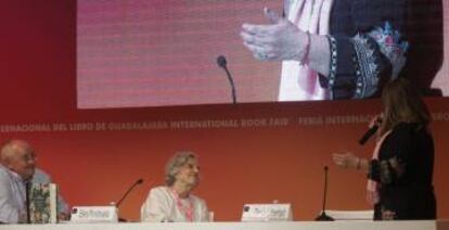 Tania Libertad canta ante Elena Poniatowska y Benito Taibo.