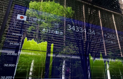 Tablón de indicadores bursátiles en Tokio, Japón.