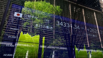 Tablón de indicadores bursátiles en Tokio, Japón.