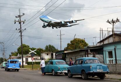 O 'Air Force One' sobrevoa Havana antes de aterrissar.