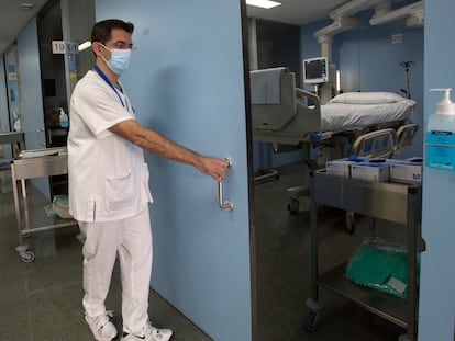 Un sanitario, en la UCI del Hospital de Sant  Pau, en Barcelona.