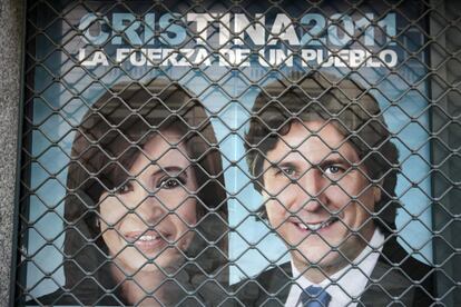 Vista de un cartel de propaganda política de la actual presidenta argentina, Cristina Fernández y su compañero de partido Amado Boudou, actual ministro de Economía y candidato a la vicepresidencia
