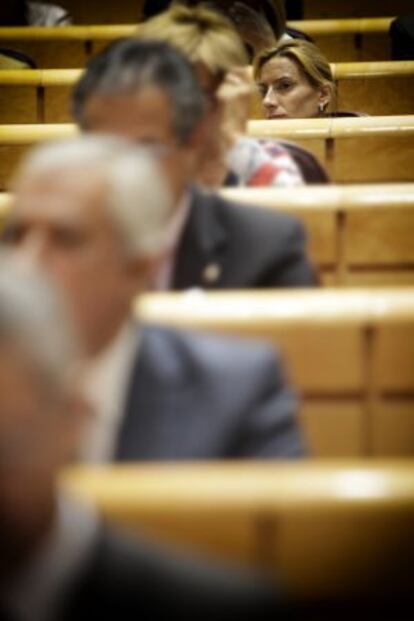 Marta Domínguez, al fondo, en su escaño en el Senado.