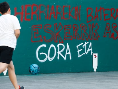 Una pintada en favor de ETA en el frontón de Hernani, en abril de 2017.
