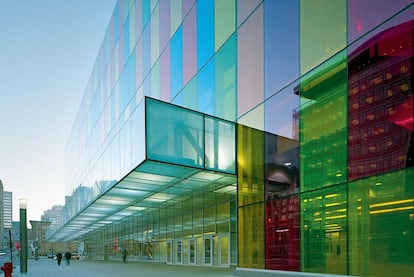 La extensión multicolor del Palacio de Congresos de Montreal, obra de los arquitectos Tétrault, Dubuc, Saia, prolonga el techo acristalado del edificio original, duplicando el espacio expositivo interior.