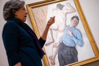 Una mujer habla frente al cuadro de Lucian Freud 'Dos hombres'. 