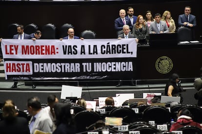 La oposición protesta contra la reforma en materia de prisión preventiva oficiosa, el 13 de noviembre en la Cámara de Diputados. 