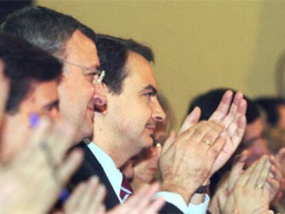 Zapatero, junto a Caldera hoy en Madrid en la Conferencia programática del PSOE.