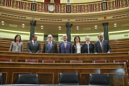 Los diputados de CiU María del Carmen Castellano, Antoni Pico, Josep Sánchez Llibre, Josep Antoni Durán i Lleida, Monserrat Surroca, Concepció Tarruella y Marti Barbera (de izquierda a derecha) en el hemiciclo del Congreso tras la última sesión de control al Gobierno con la que la Cámara Baja ha puesto este miércoles fin a la X legislatura.