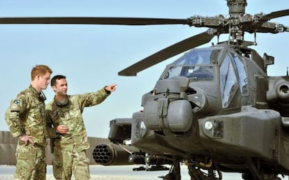 El pr&iacute;ncipe Enrique, a su llegada a Afganist&aacute;n, junto a un helic&oacute;ptero Apache, el 7 de septiembre de 2012.