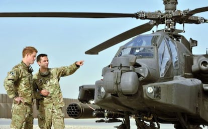 El príncipe Enrique, a su llegada a Afganistán, junto a un helicóptero Apache, el 7 de septiembre de 2012.