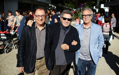 Llu&iacute;s Bassets, Miguel R&iacute;os y Juan Jos&eacute; Mill&aacute;s, coindieron ayer en la Fira del Llibre de Val&egrave;ncia, que se celebra en los Jardins de Vivers.