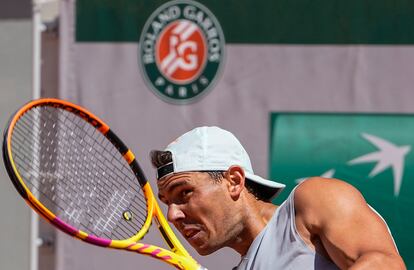 Nadal, durante un entrenamiento en la pista central de Roland Garros.