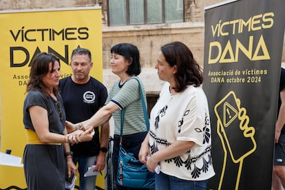 La presidenta de la Associació de Víctimes del Metro, Beatriz Garrote (i), saluda a las representantes del colectivo de víctimas de la dana Associació de Víctimes Dana 29-O.