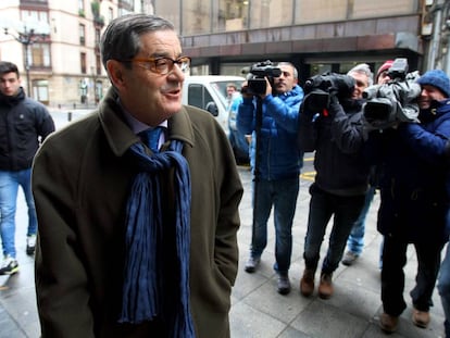 Mario Fernández, expresidente de Kutxbank, dirigiéndose a la Fiscalía de Bizkaia a declarar por gestiones irregulares.
 