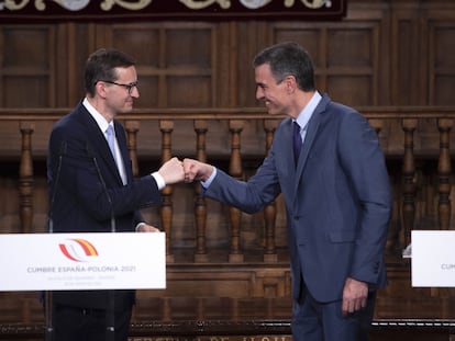 El presidente del Gobierno, Pedro Sánchez (a la derecha), saluda al primer ministro de la República de Polonia, Mateusz Morawiecki.