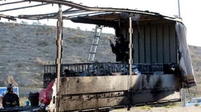 Los bomberos de Alicante durante la intervención en un camión cargado con materiales inflamables que se ha incendiado en la A- 70 obligando a cortar el tráfico en sentido Valencia.