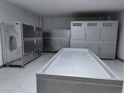 Morgue de un hospital sin identificar.