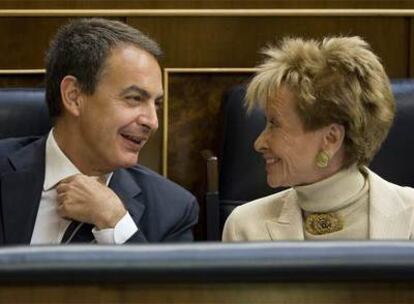 El presidente del Gobierno, José Luis Rodríguez Zapatero, y la vicepresidenta, María Teresa Fernández de la Vega, conversan este miércoles en el Congreso.