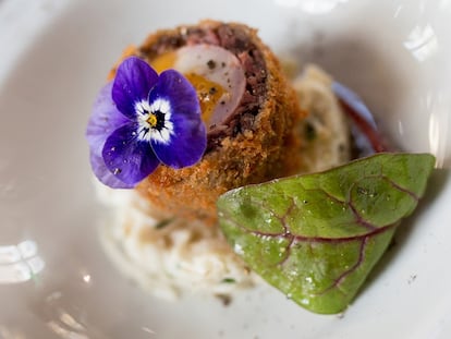 Pudin de venado, huevo y remolacha, uno de los platos que se sirven en los restaurantes atendidos por presos del proyecto The Clink. 