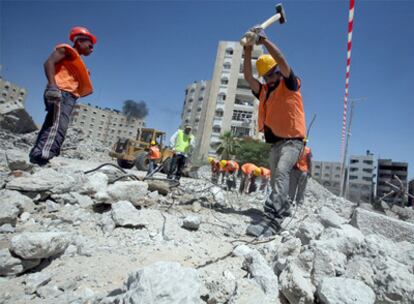 Empleados palestinos de la Agencia de la ONU para los Refugiados trabajan en la reconstrucción de Gaza.