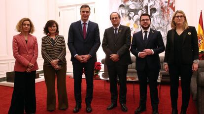 El presidente del Gobierno y de la Generalitat posan con sus equipos tras la reunión mantenida en Pedralbes.