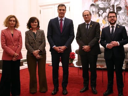 El presidente del Gobierno y de la Generalitat posan con sus equipos tras la reunión mantenida en Pedralbes.
