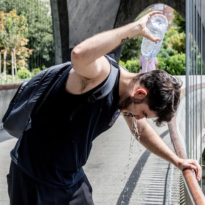 12/08/2025 Un chico se moja la cabeza, a 12 de agosto en Madrid (España). La Agencia Estatal de Meteorología (AEMET) ha extendido el aviso por ola de calor "probablemente hasta el lunes 18 de agosto". Dado que comenzó el pasado día 3, esto supondría que la ola de calor se extendería durante 15 días, una situación que no se ha experimentado en España desde 2022 (cuando hubo una ola de 18 días y otra de 16).
SOCIEDAD 
Ricardo Rubio - Europa Press
