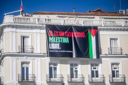 Más Madrid despliega una lona en la Puerta del Sol en apoyo a Gaza: "Sí es un genocidio. Palestina libre".